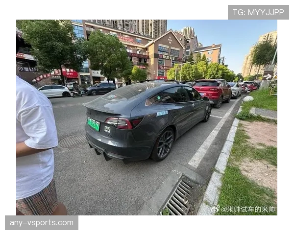 管晨辰居然开起超跑了？这生活跟他球场形象差太远了吧！